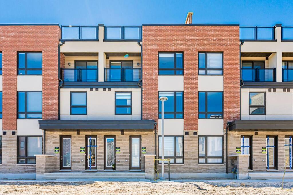 Cheerful 3Br Townhouse With Patio Villa Toronto Exterior photo